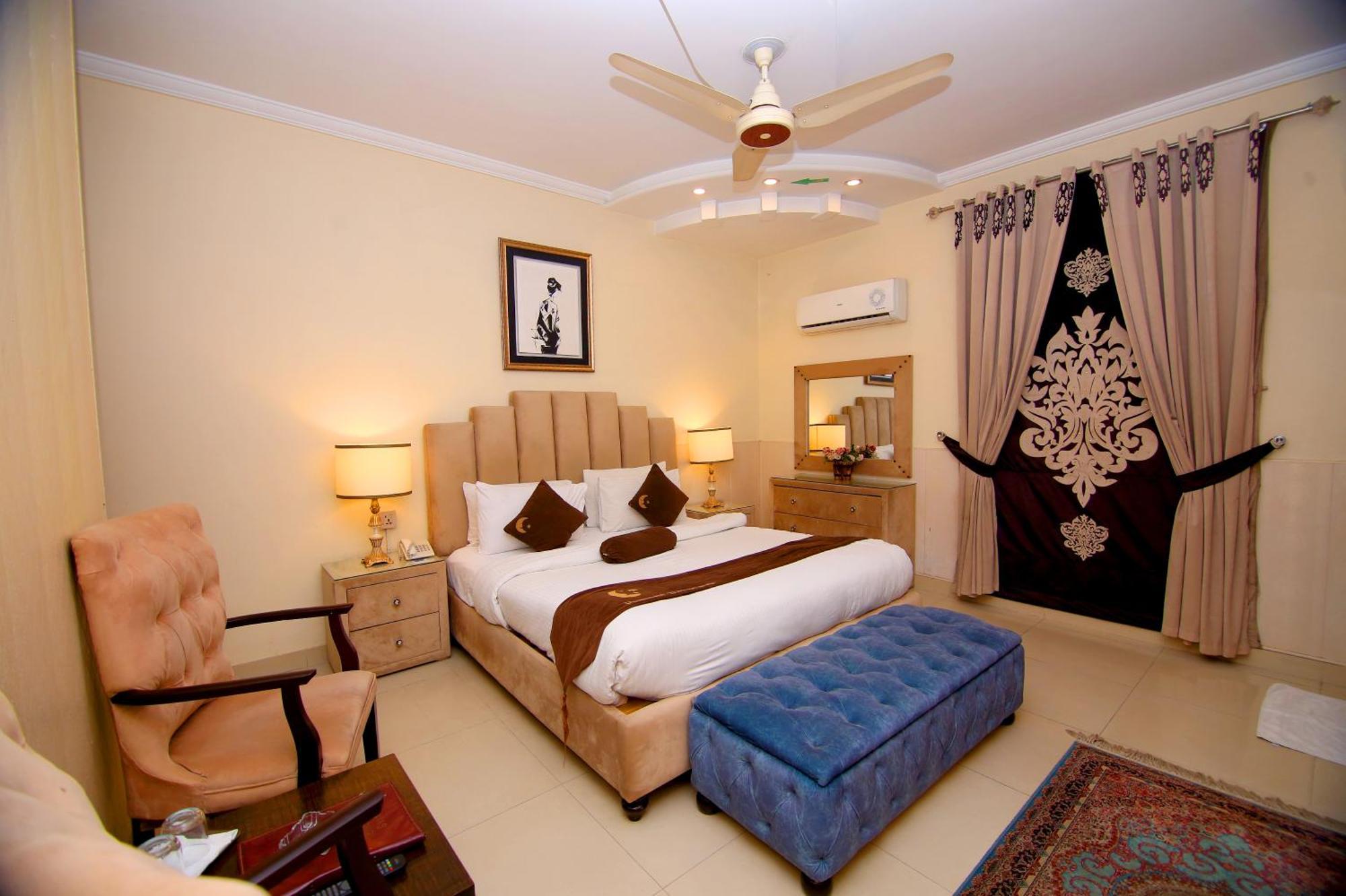 Premier Inn Grand Gulberg Lahore Exteriör bild