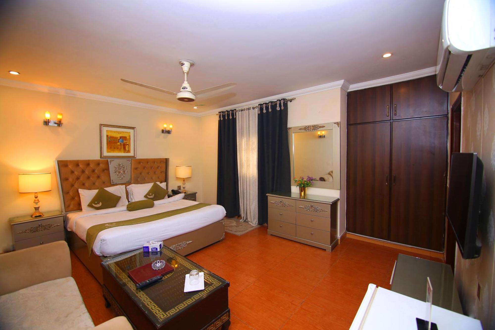 Premier Inn Grand Gulberg Lahore Exteriör bild