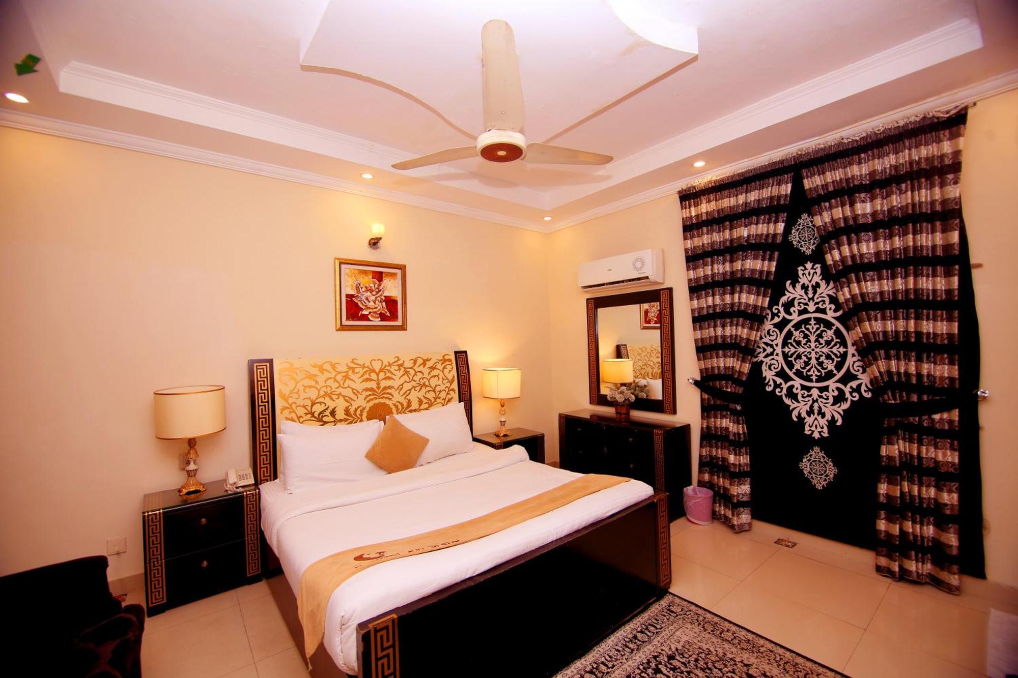 Premier Inn Grand Gulberg Lahore Exteriör bild